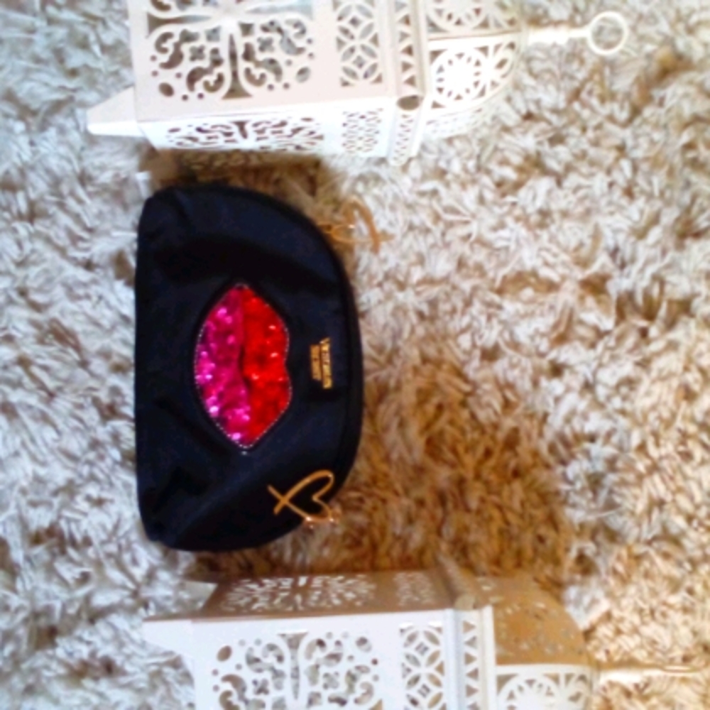 Victoria secret make up/clutch